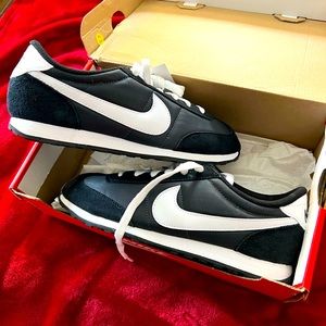 NWT Nike Mach Runner, in box, with all packaging and spare laces.